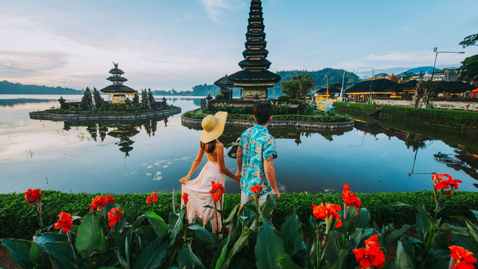 <span>13:30</span>Arrive at Ulun Danu Temple,You can enjoy the views of the lake and mountains, take photos, stroll around the temple complex, interact with the local residents, shop for souvenirs, and sample local food at the nearby stalls. Make sure to respect the rules and etiquette that apply at this sacred place.